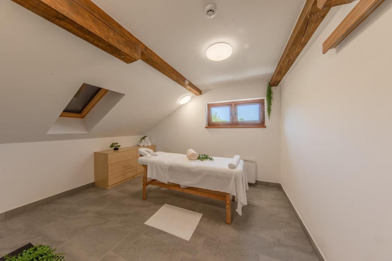Auberge de jeunesse Otocki Virovi à Otok  Extérieur photo